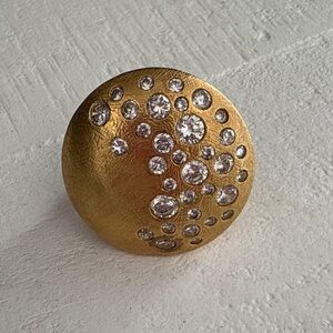 Elegant Gold Ring with Crystal Accents